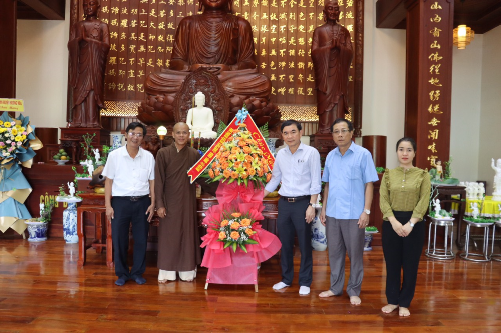 Đoàn lãnh đạo huyện thăm ngày Phật Đản năm 2023